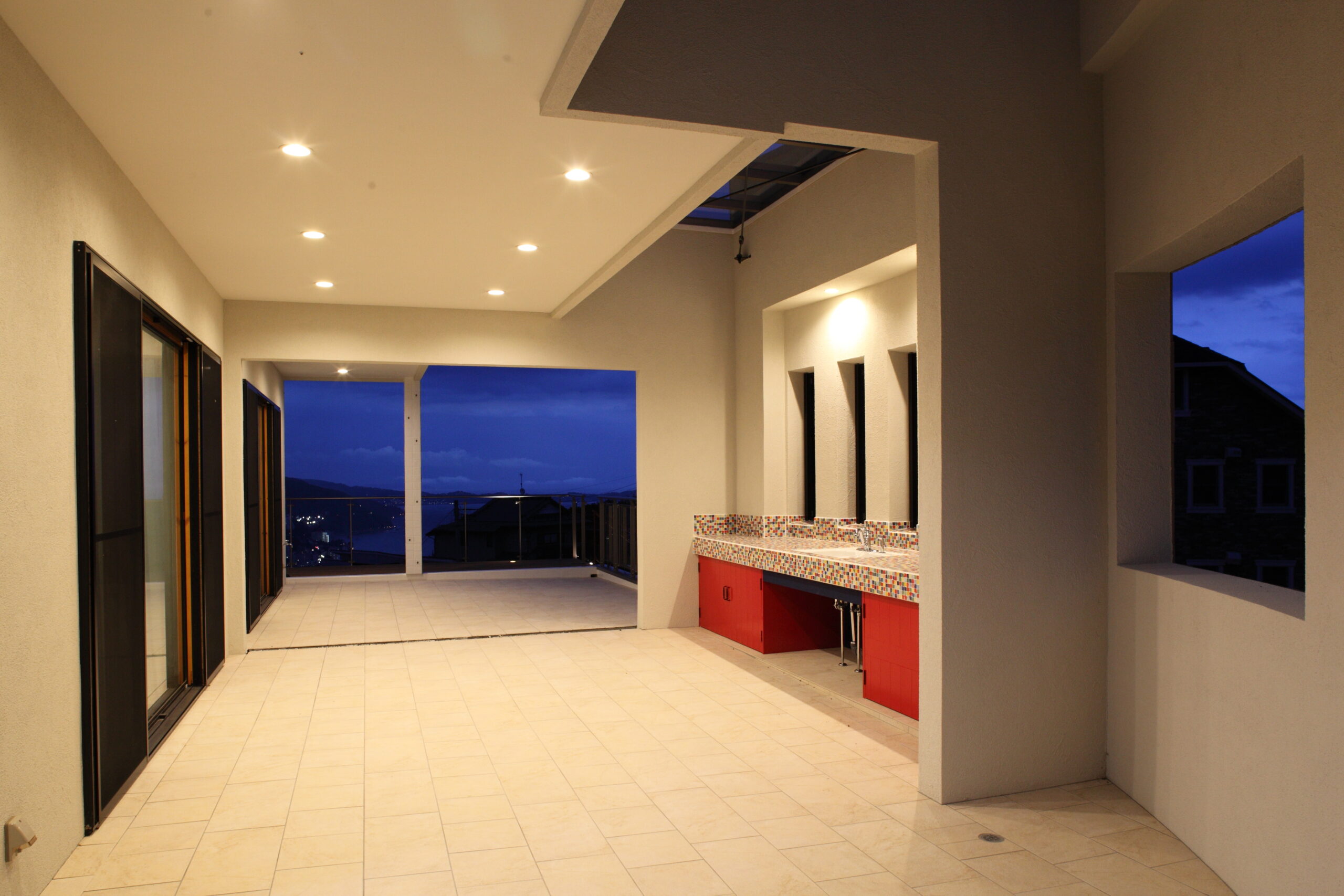 空から太陽の光と熱を取り込む、開放的なサンルーム