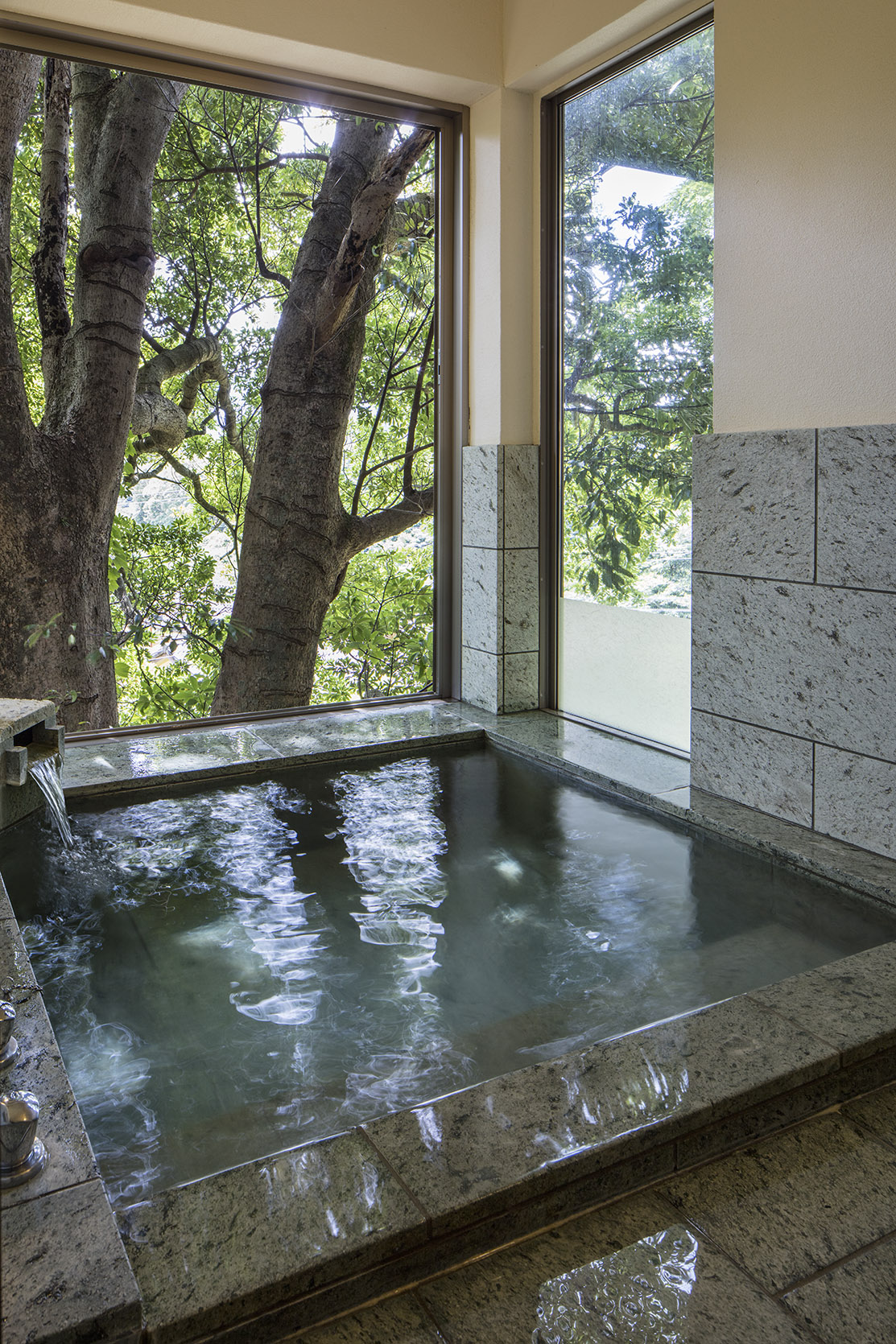 重厚で趣のある ” 石風呂 ”