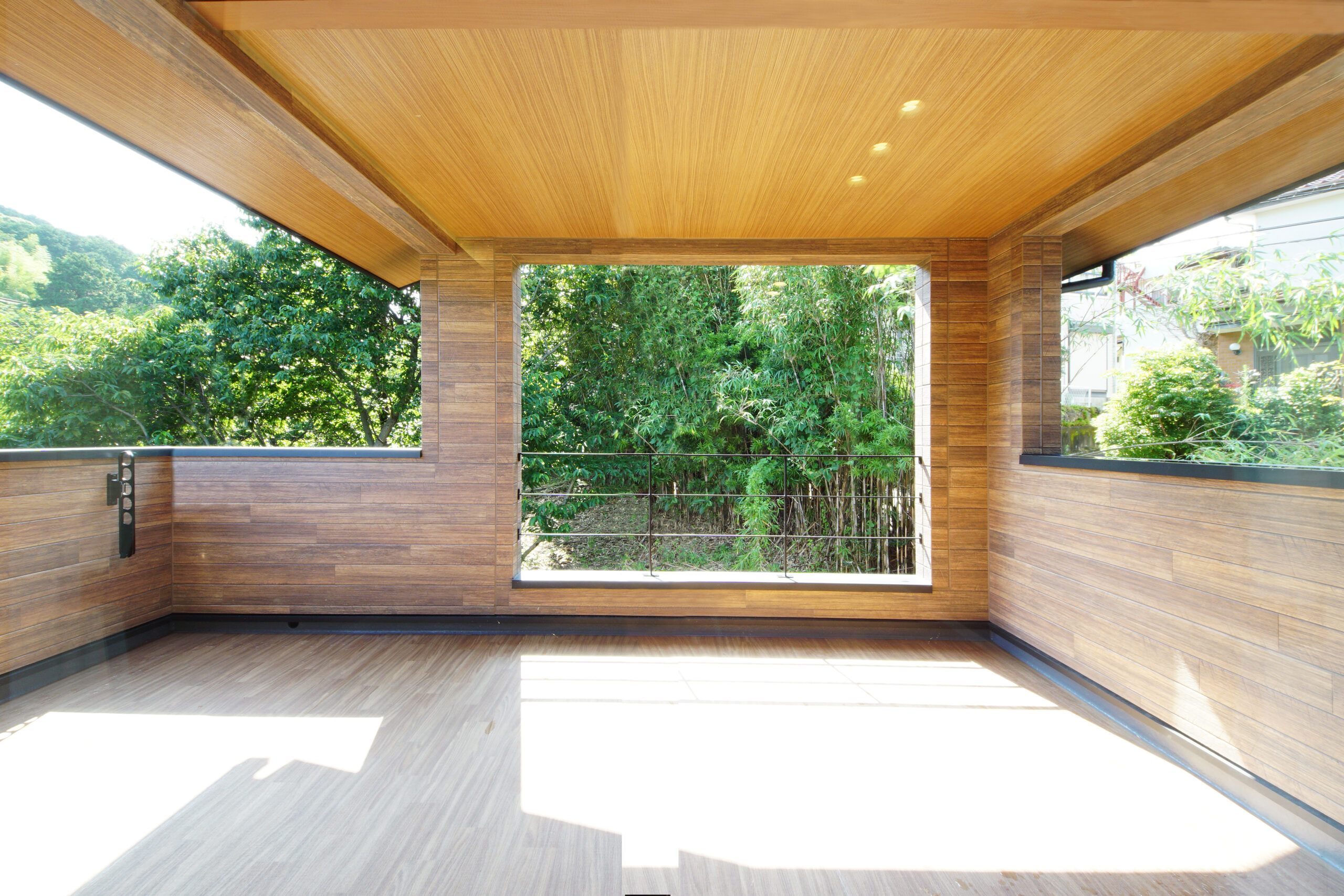 寝室に隣接する屋根付きバルコニー