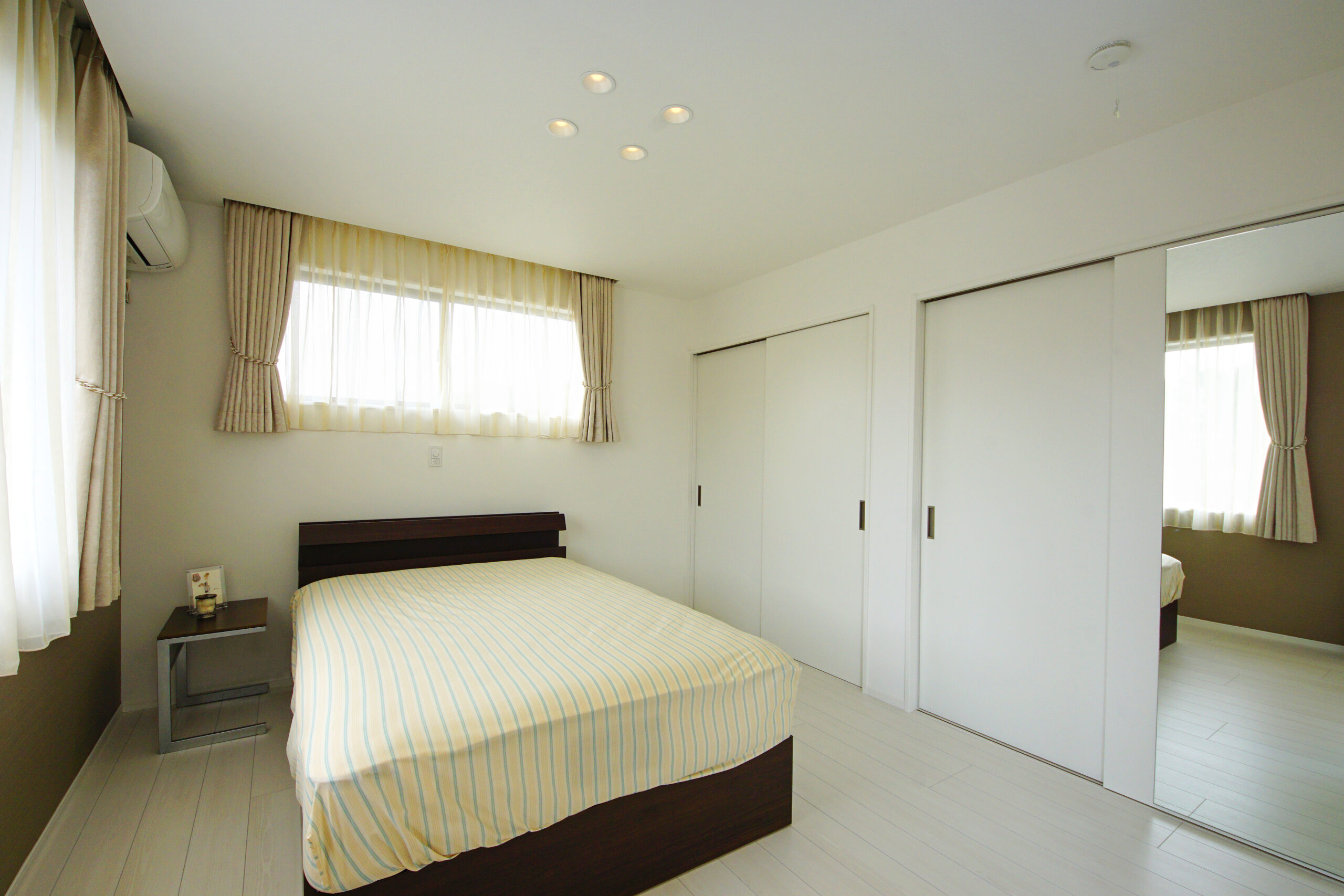 大きな姿見がある寝室