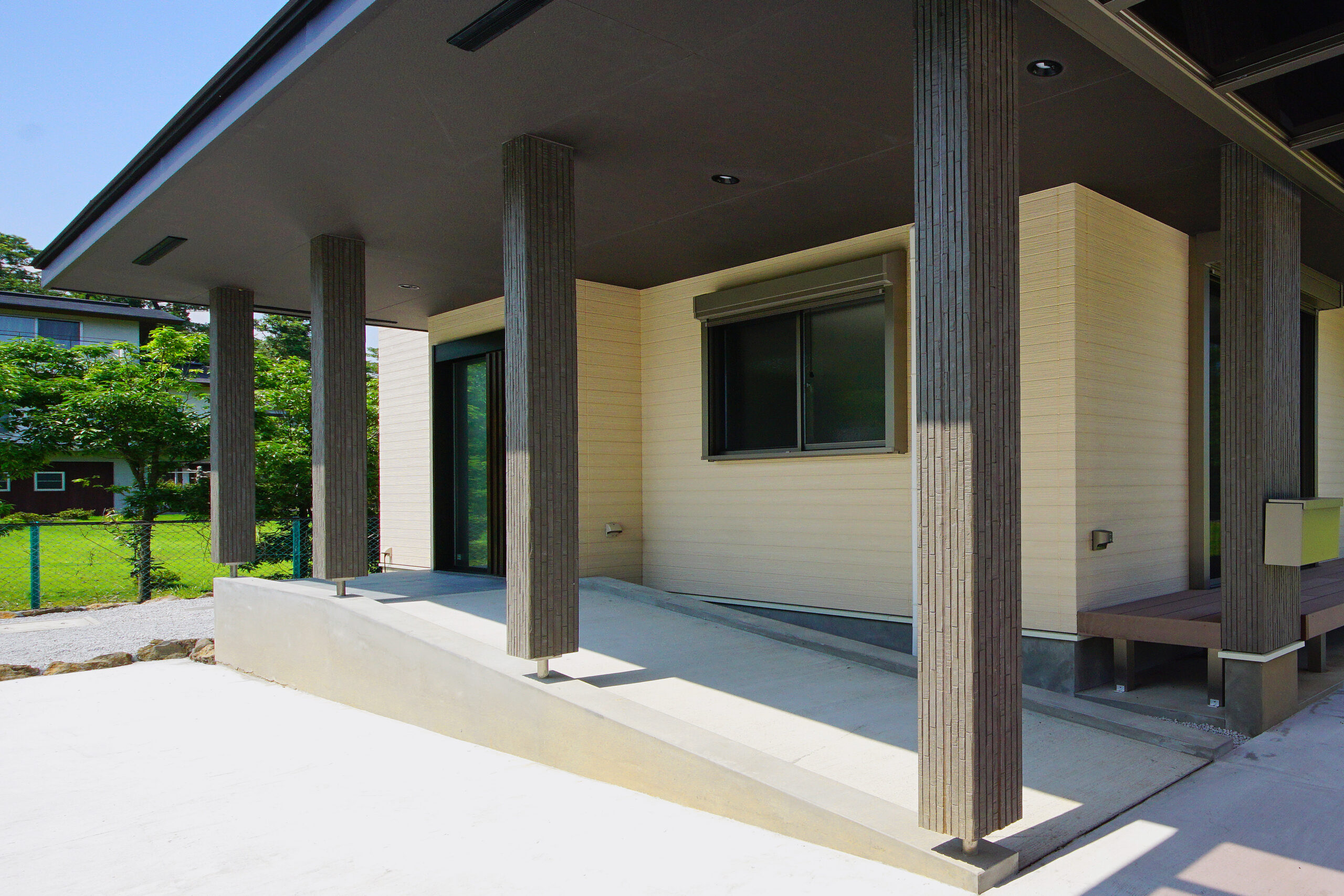 深い庇(ひさし)のある"ゆとり"