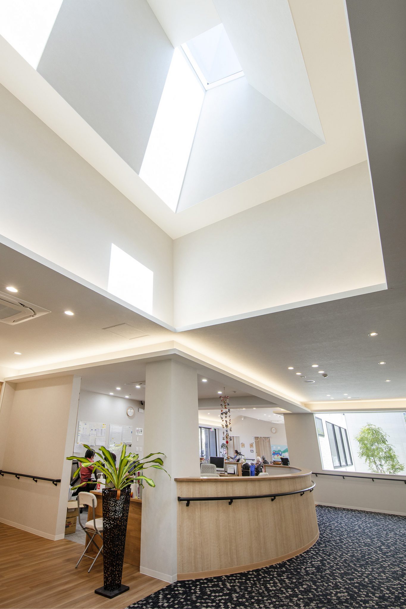 自然光が優しく導くエントランス