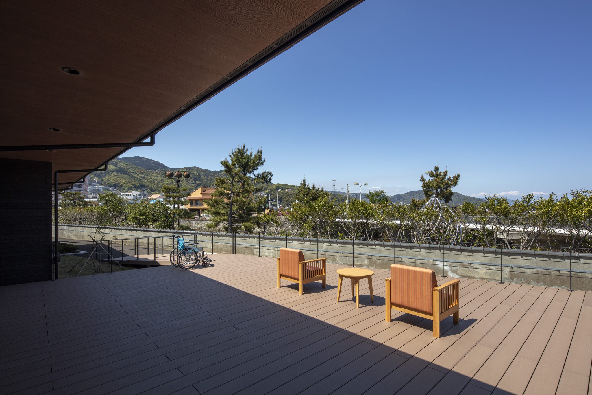 海に向かって広がるデッキテラス