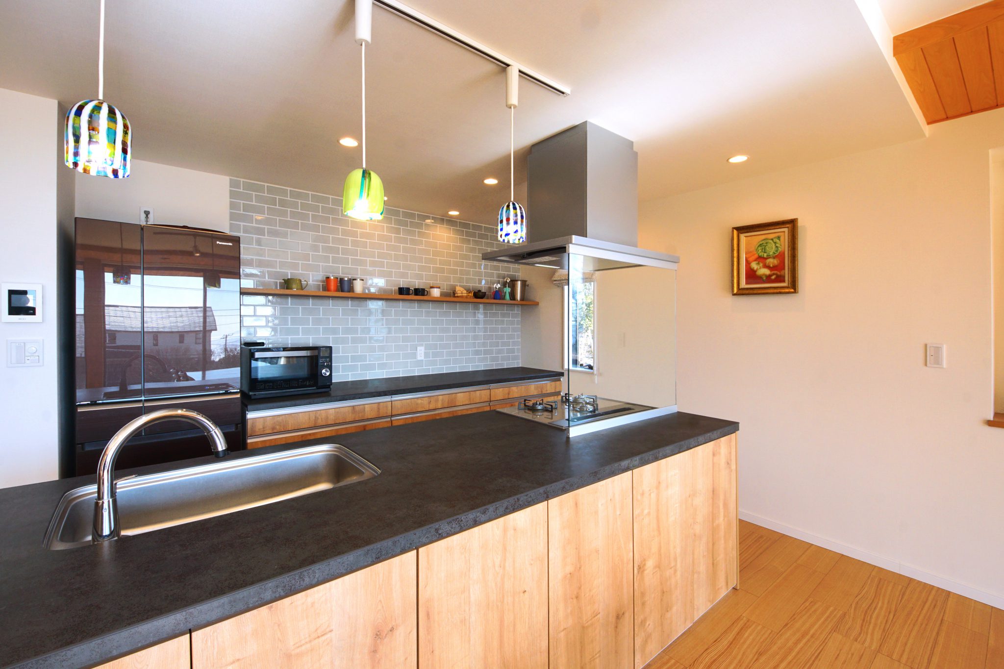 壁の一部にタイルを貼った、北欧テイストのおしゃれなキッチン