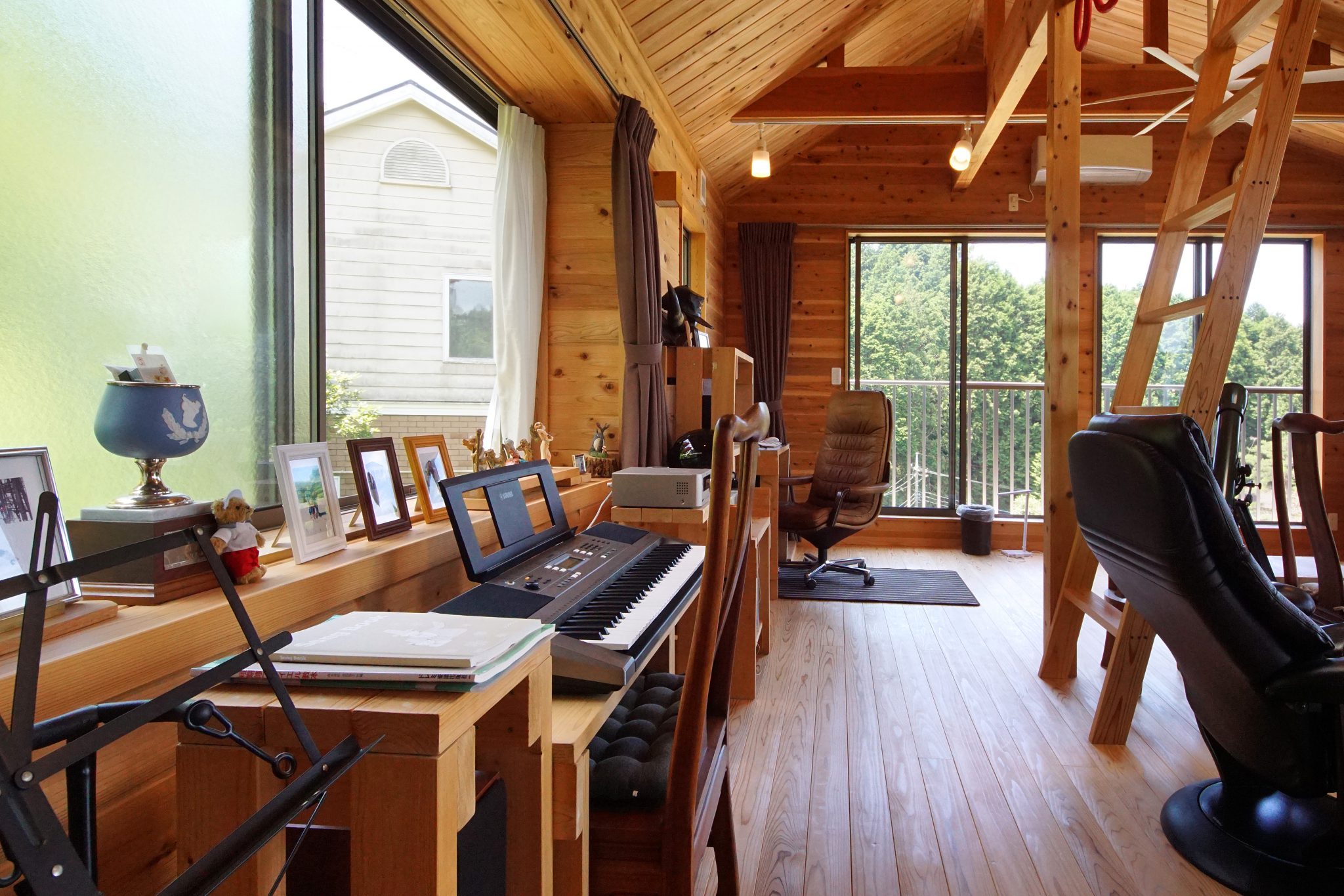 楽器・パソコンが置かれた2F趣味室