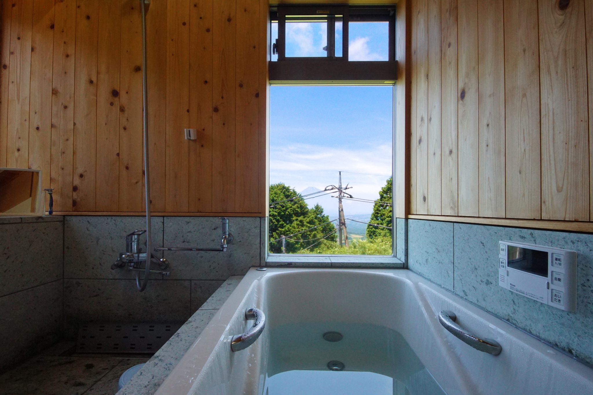 桧と伊豆石の浴室