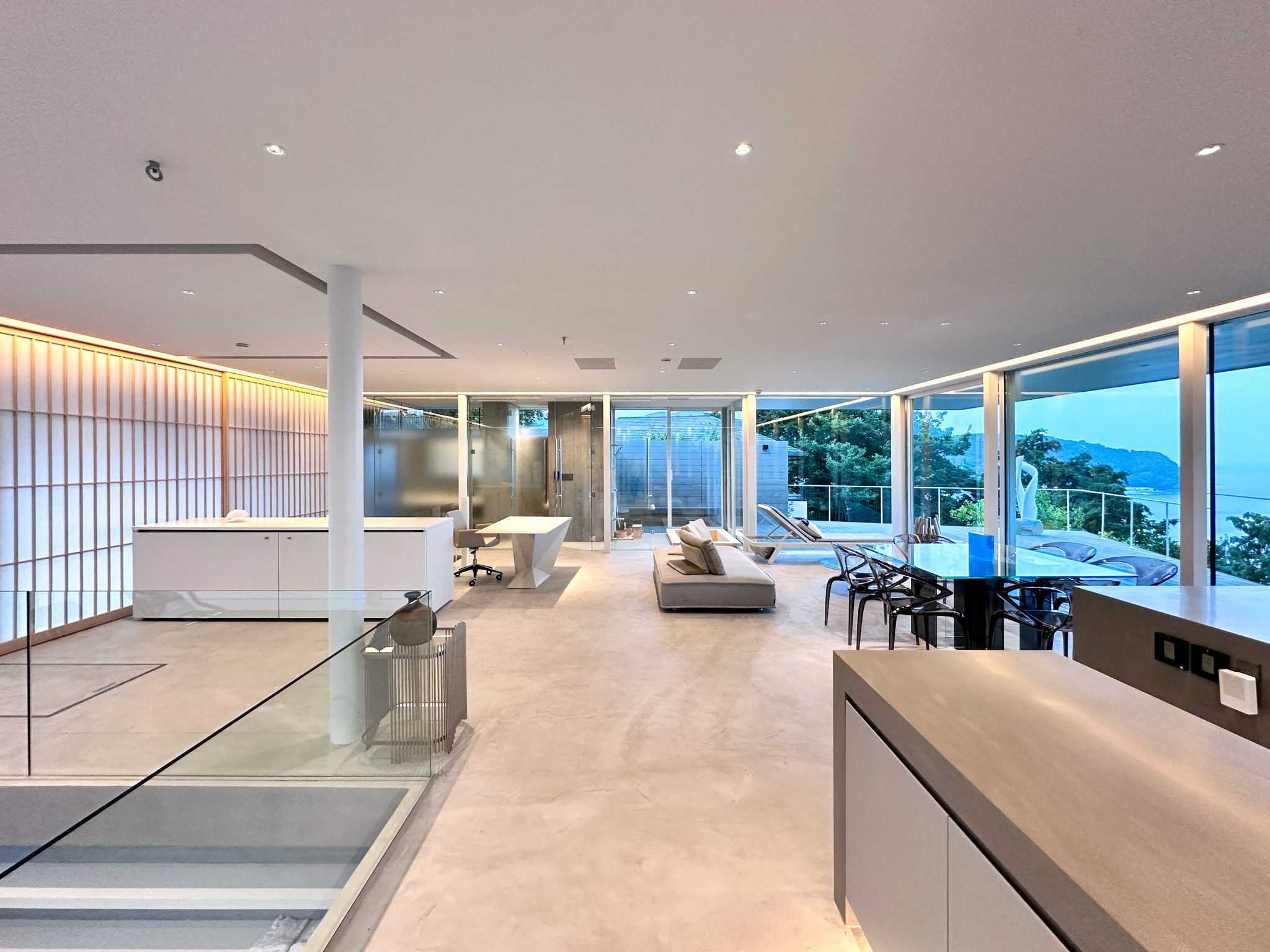 4方の壁はガラス張り