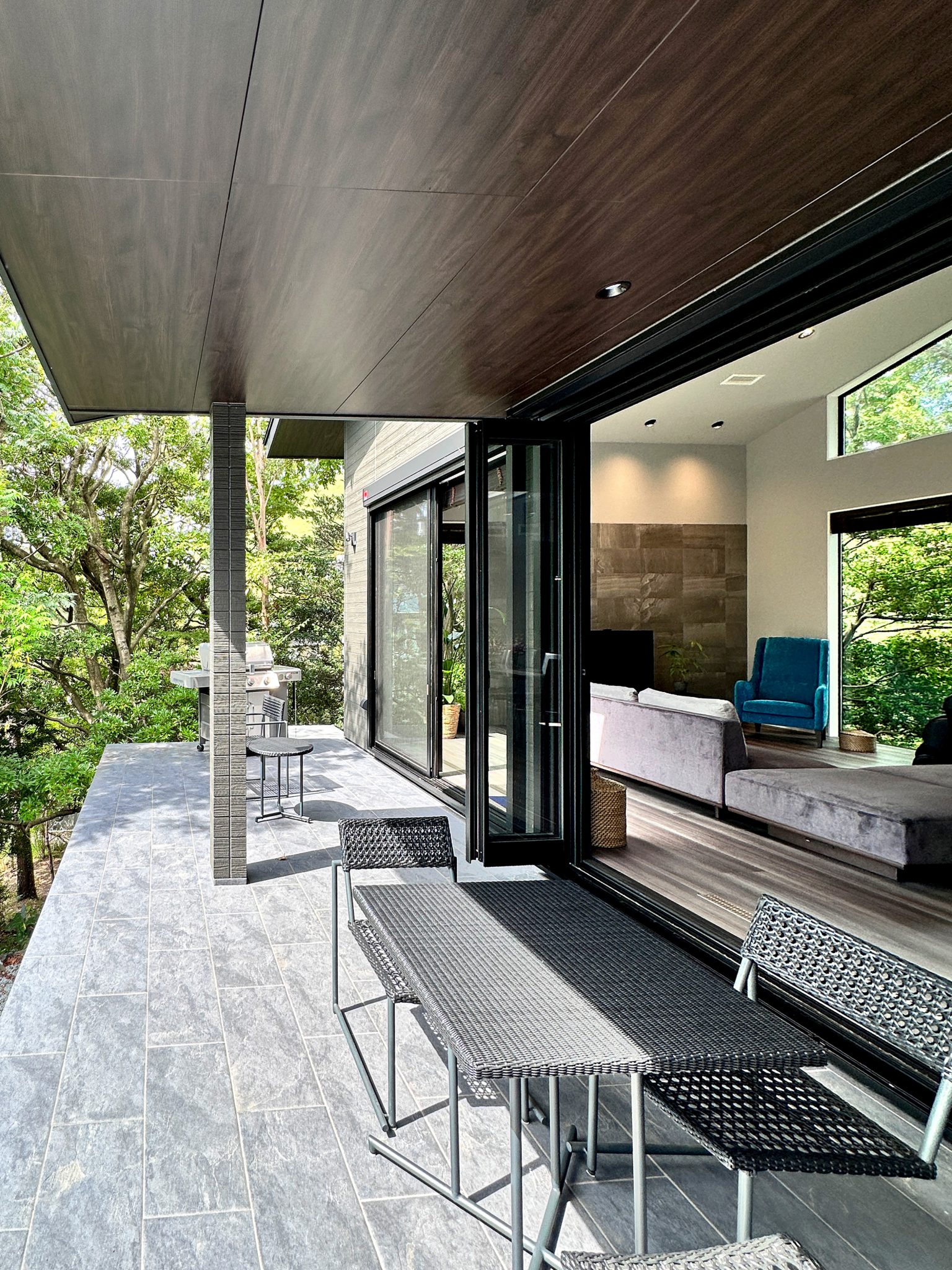 大きな庇のついたリビング一体バルコニー