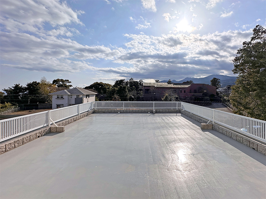 広い面積の陸屋根部分は、FRP防水を施工して補強