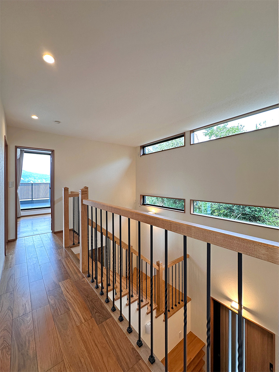 明るい吹抜ホール