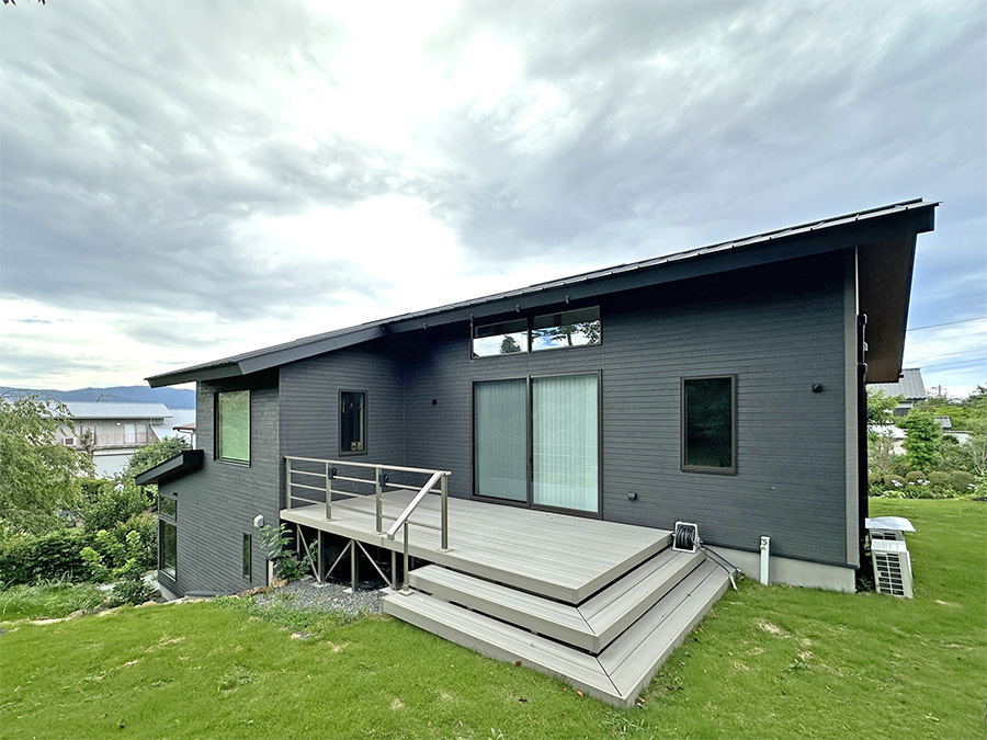 傾斜の上部に位置する見晴らしポイント