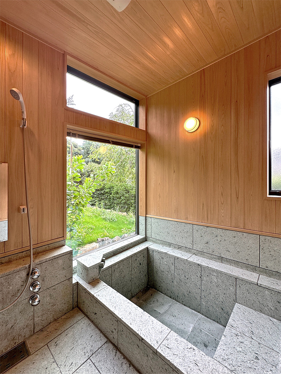 後庭を望む造作風呂