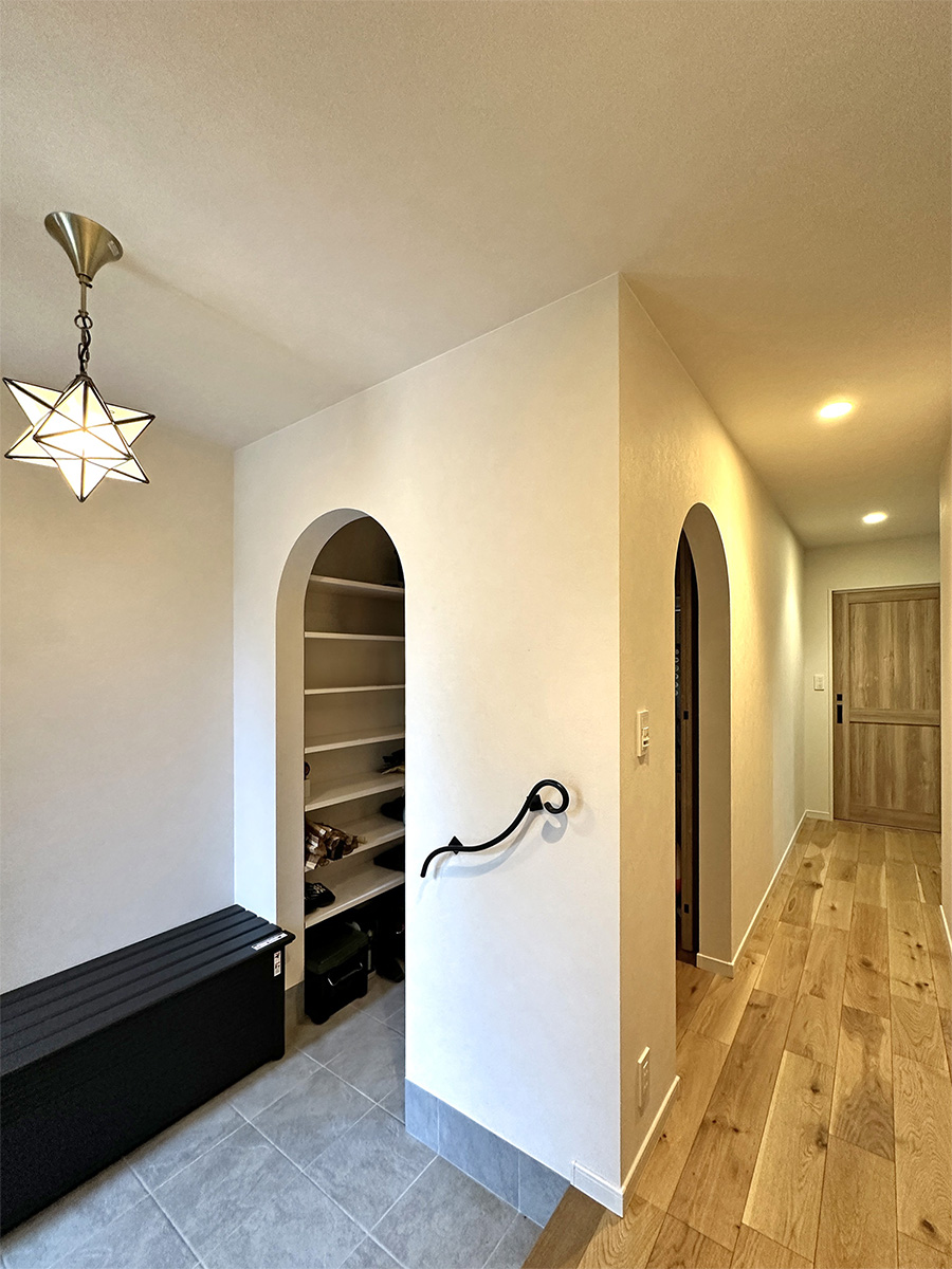 アーチ開口のシューズクローク