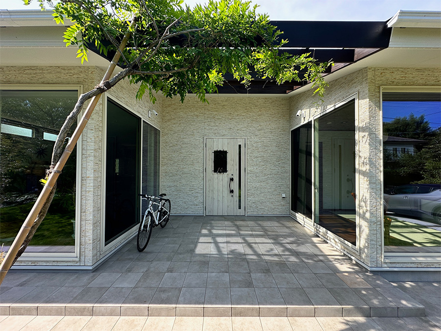 藤の木が彩るコートハウス