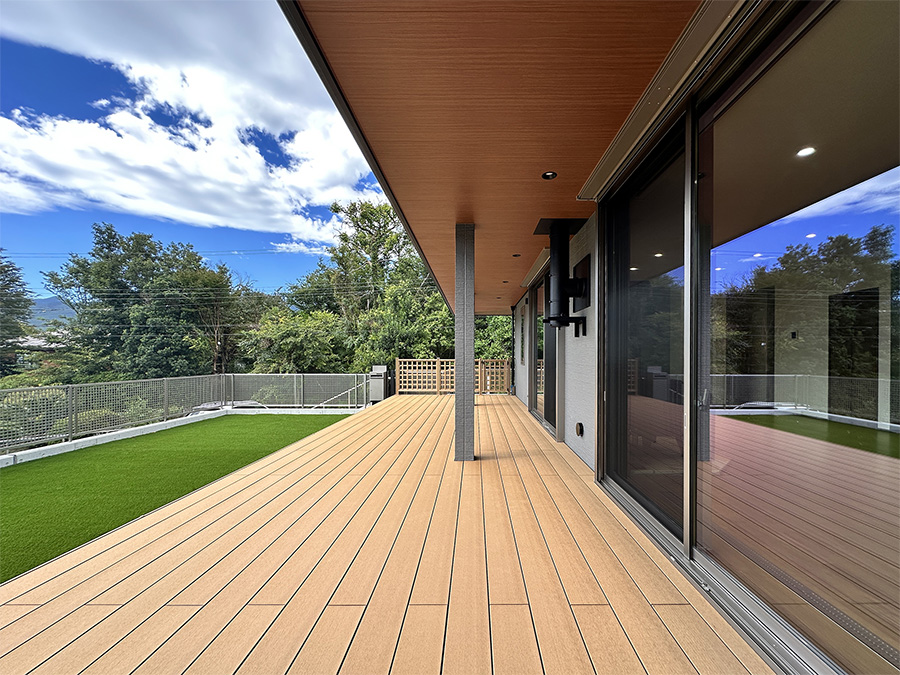 天候に左右されない広いデッキ