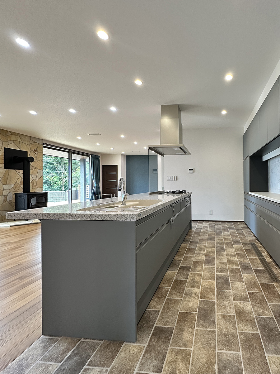 アイランドキッチンのある食卓