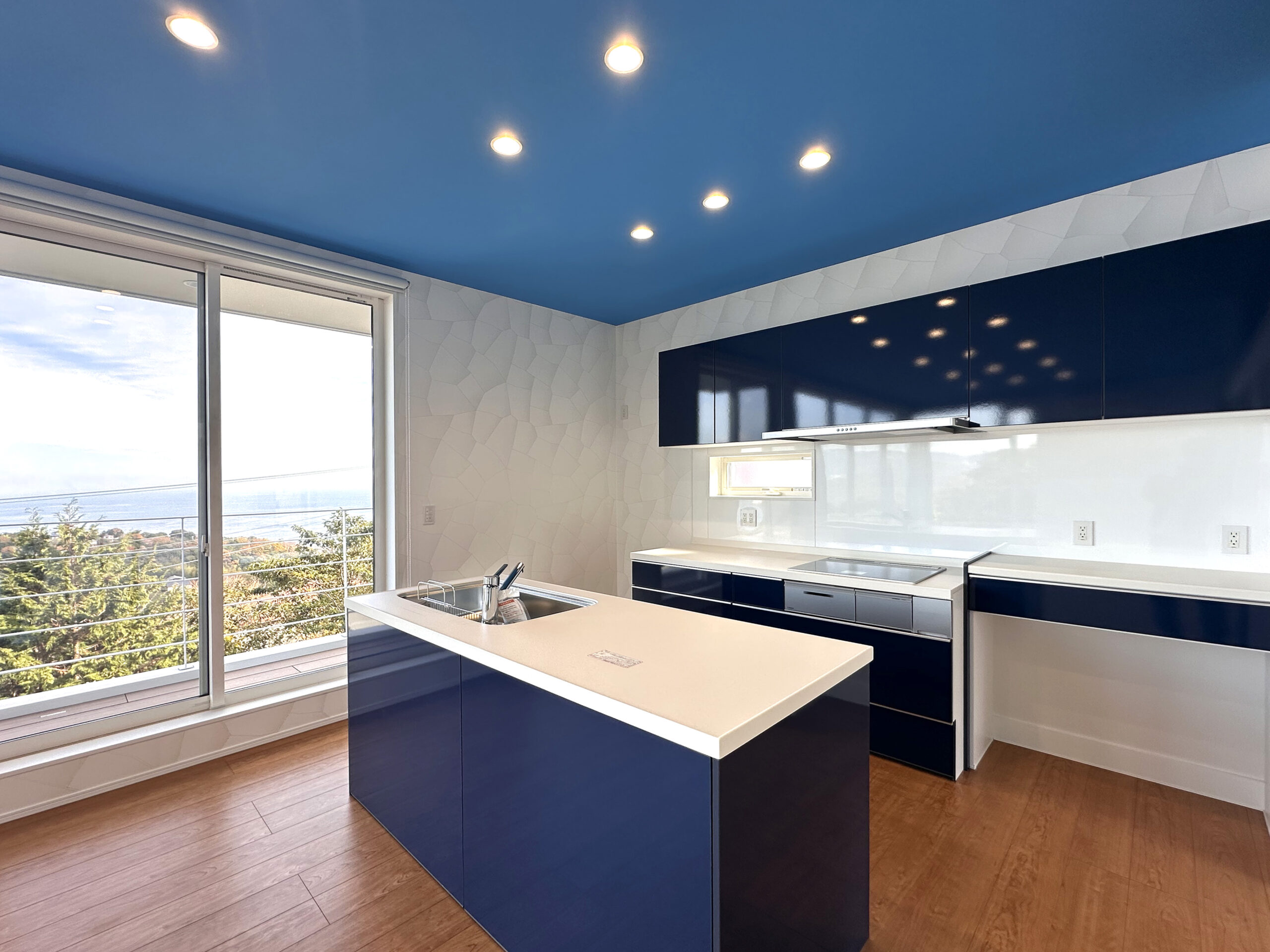 ■ 青が映える、キッチン空間