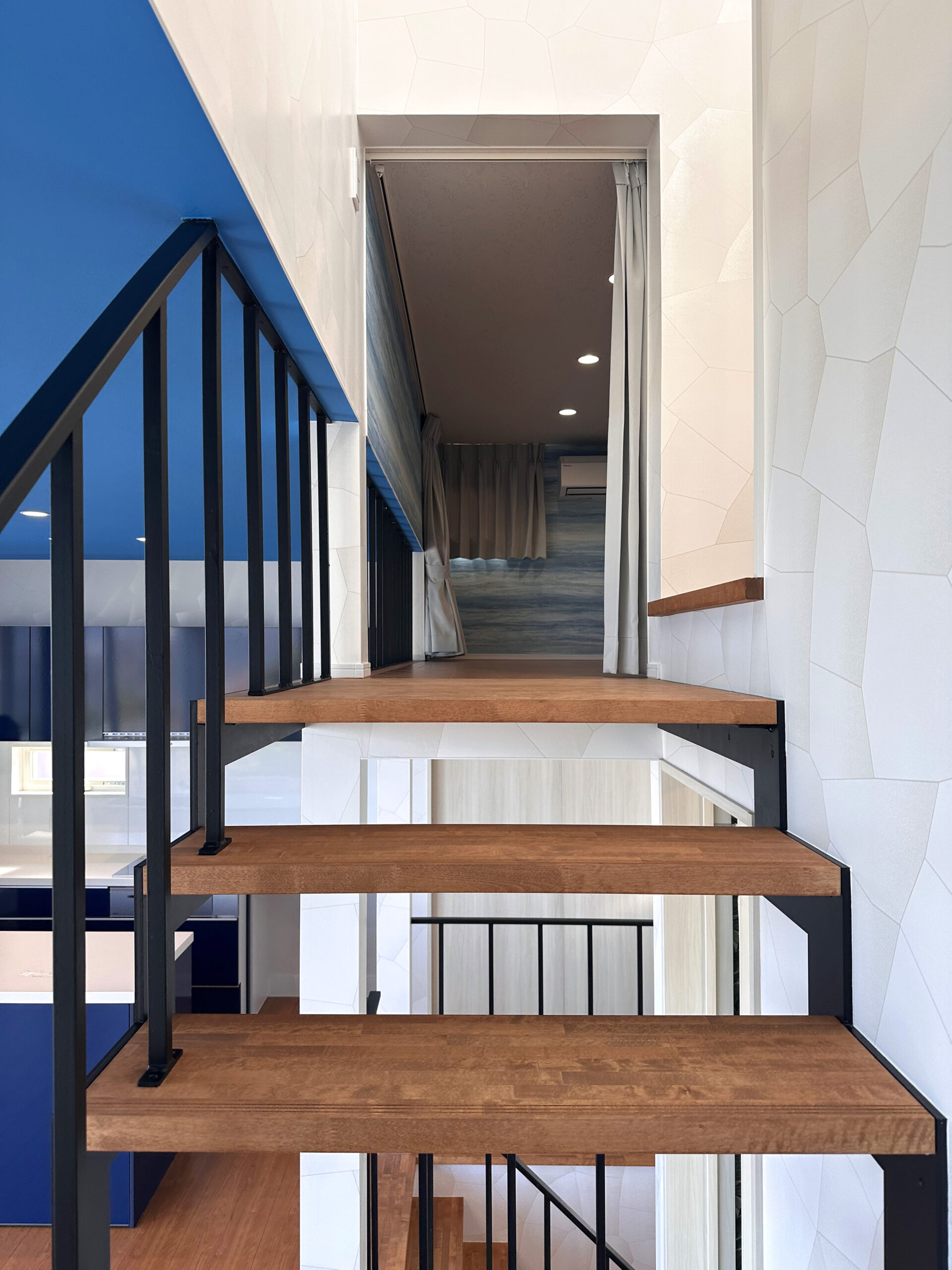 ■ つながりを保つ、中二階の多目的スペース