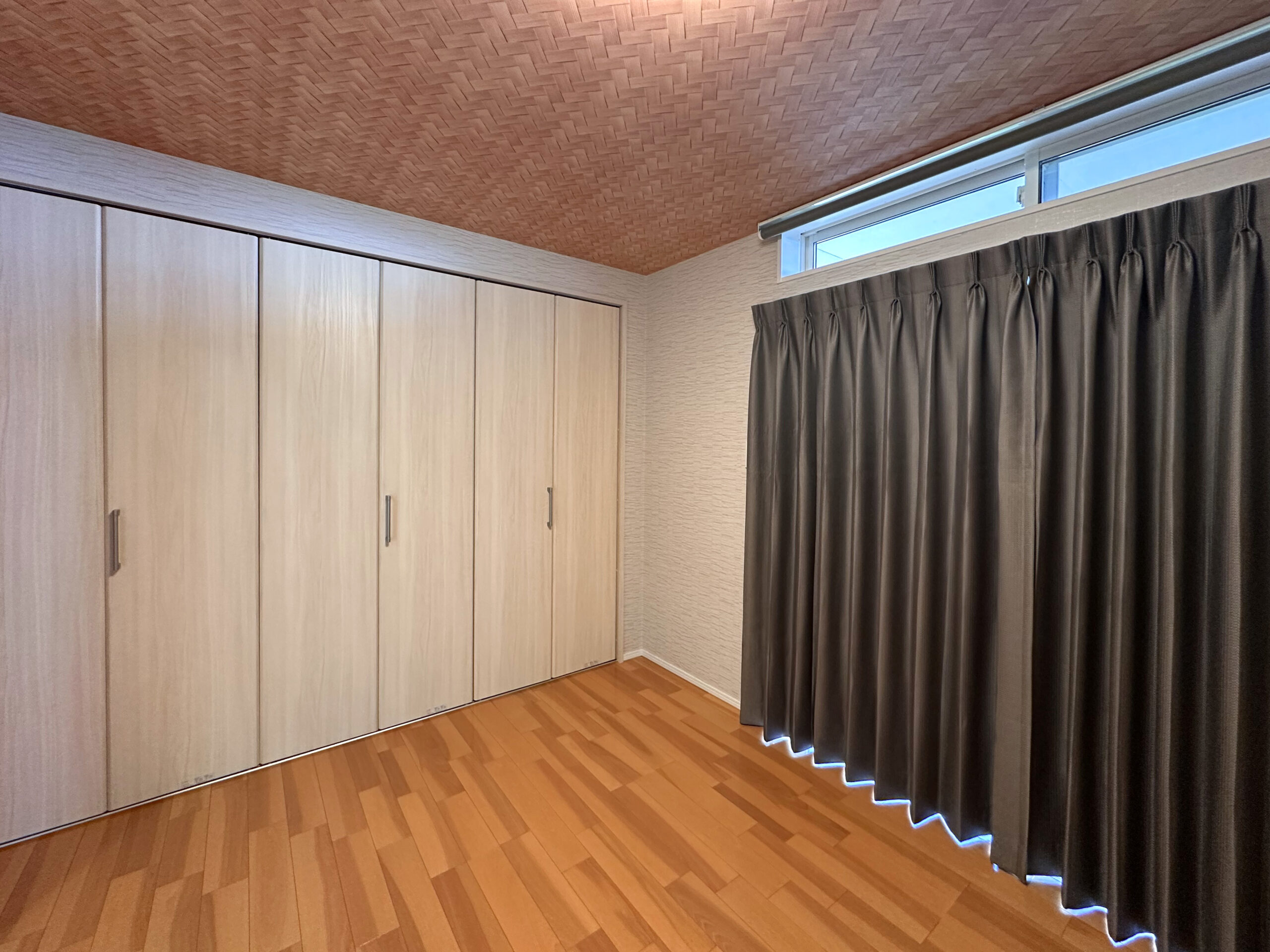 ■ 上部採光で明るさを確保した居室