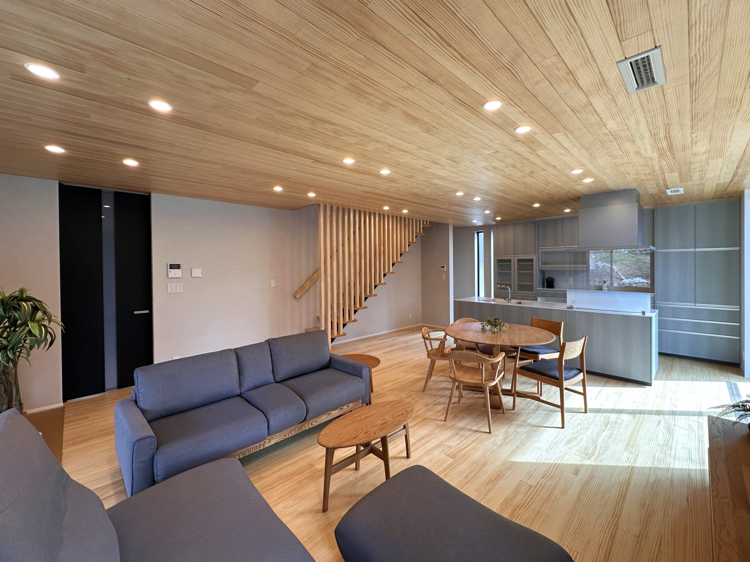 リビング ｜ 木に包まれる団らん空間