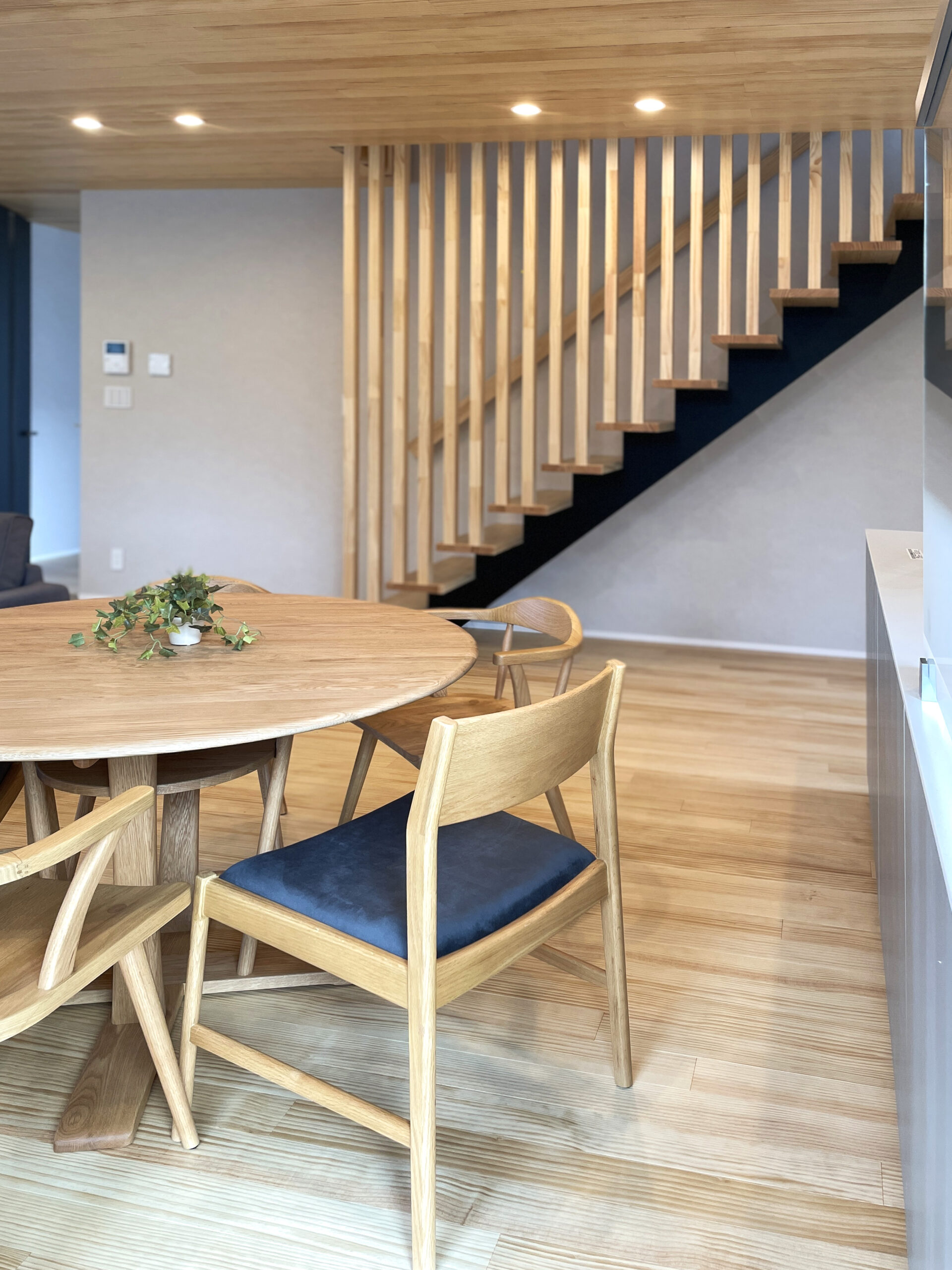 階段 ｜ 光を通すスケルトン階段