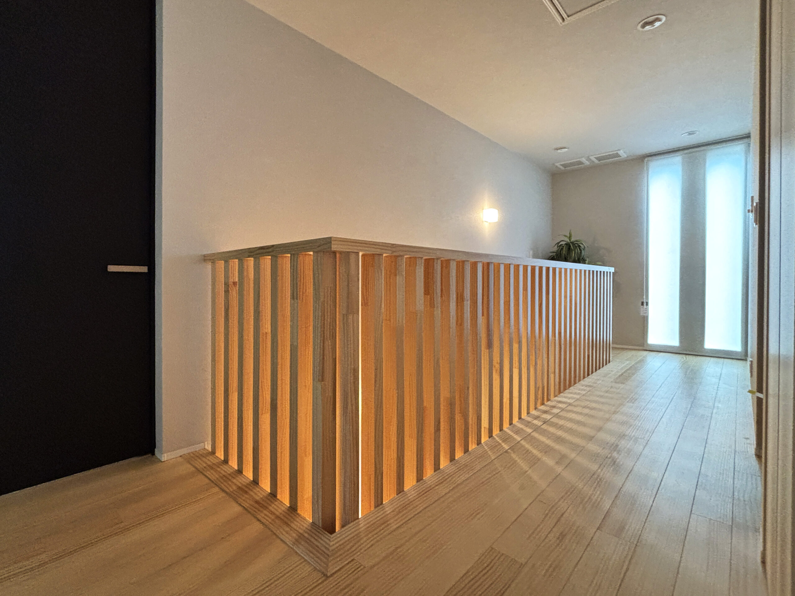 吹き抜けホール ｜ 格子が描く光の陰影