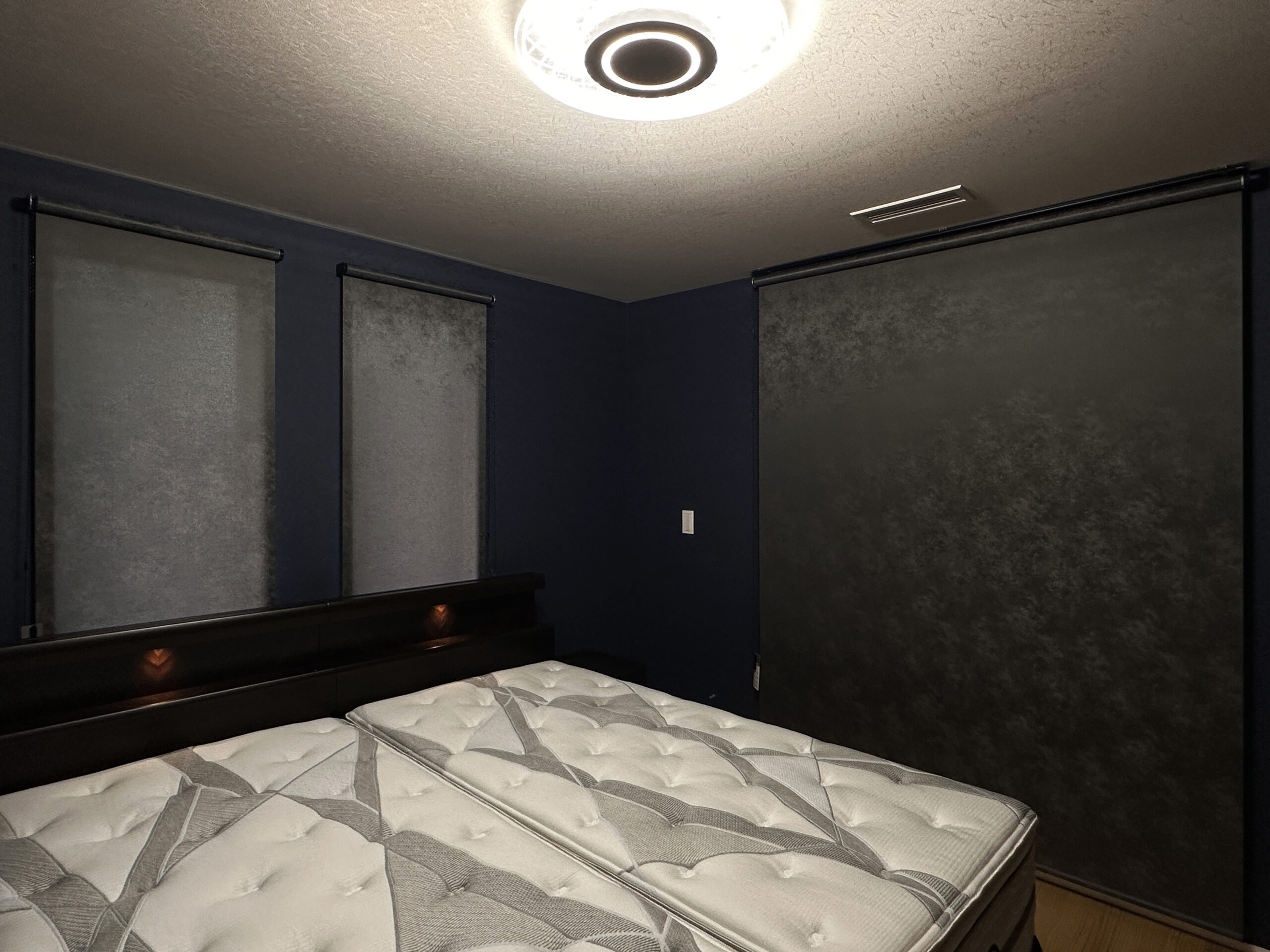 【寝室】 陰影が映える安らぎの寝室