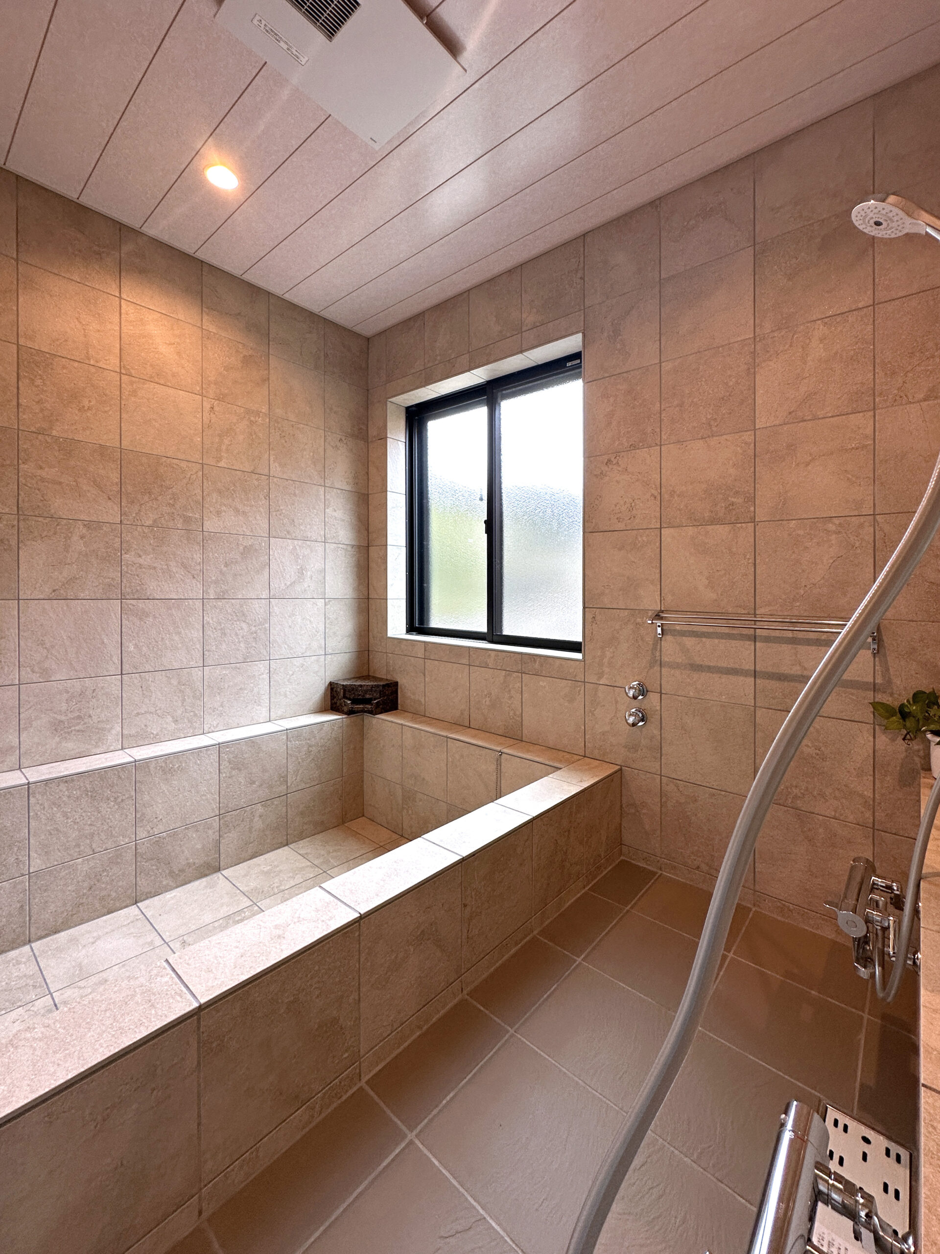 浴室 ｜ 重量感のあるタイルの浴室