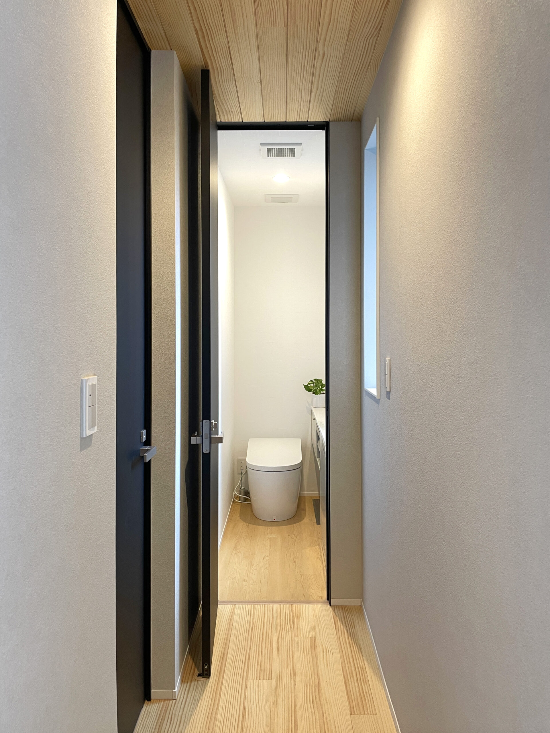 トイレ ｜ 端正に整う静かな個室